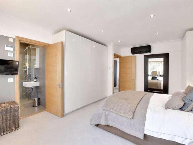 5 bed house for sale