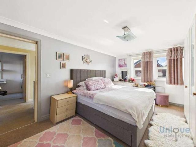 5 bed house for sale