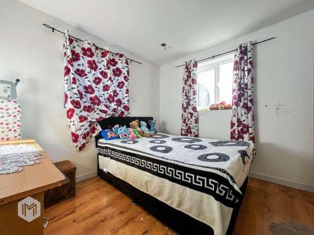 5 bed house for sale