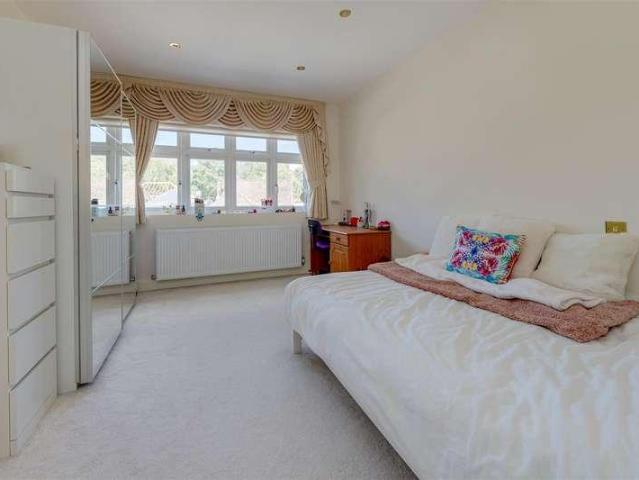 5 bed house for sale