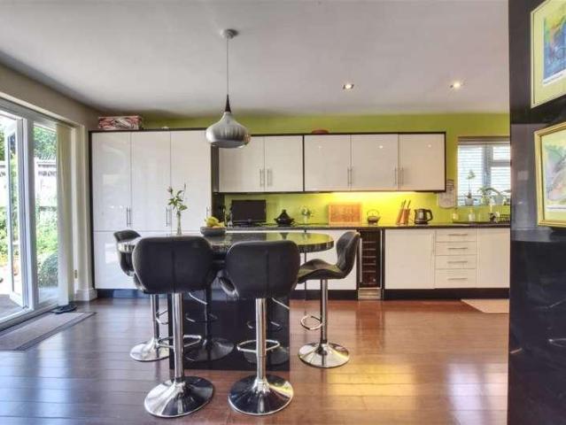 5 bed house for sale