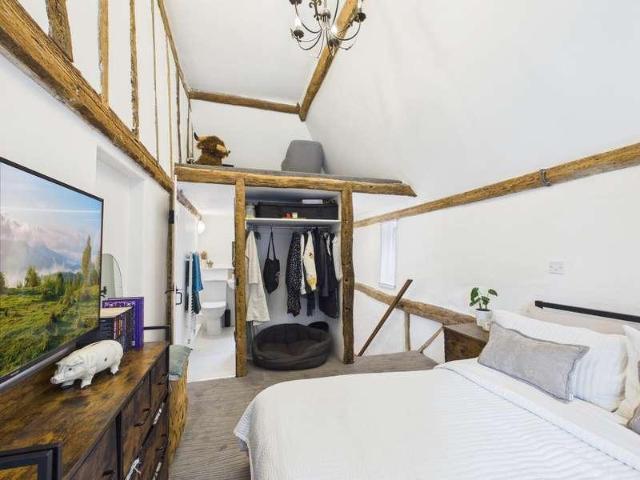 5 bed house for sale