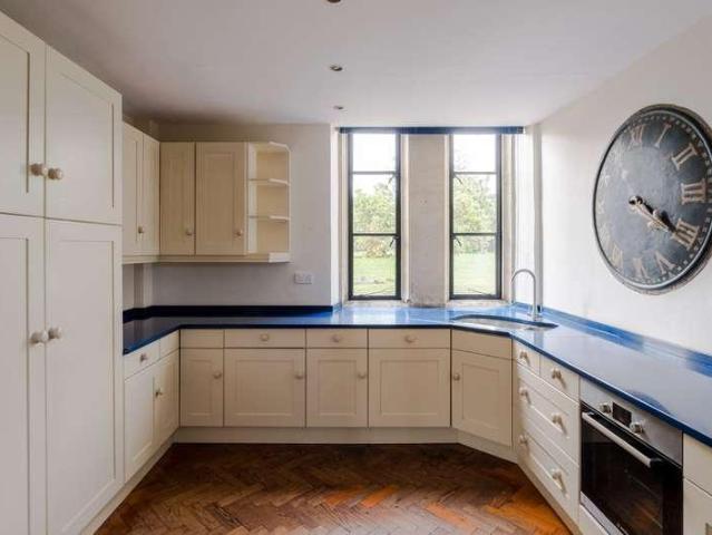 5 bed house for sale