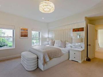 5 bed house for sale