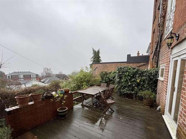 5 bed house for sale