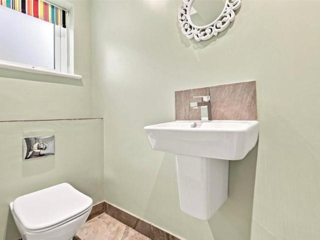 5 bed house for sale