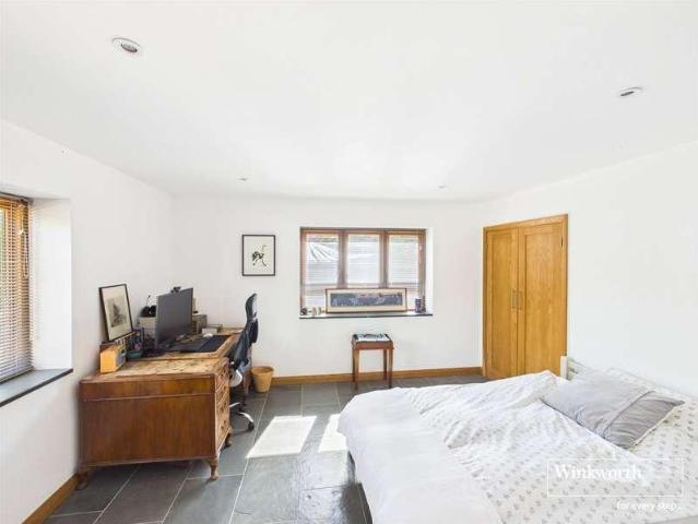 5 bed house for sale