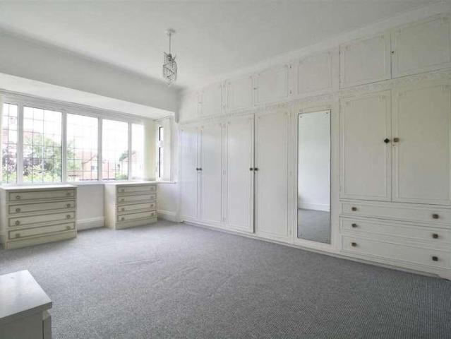 5 bed house for sale