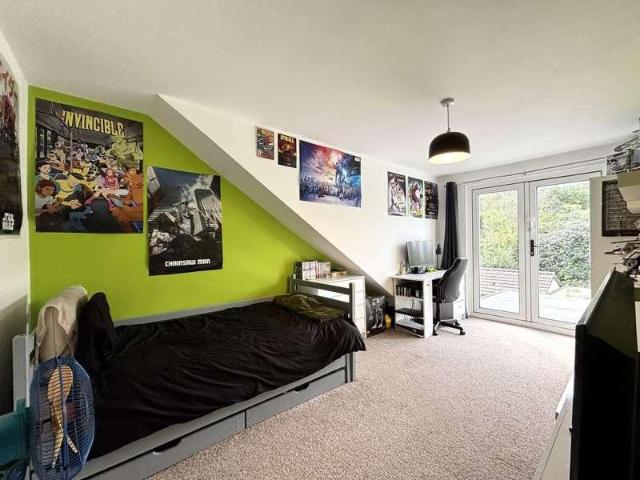5 bed house for sale