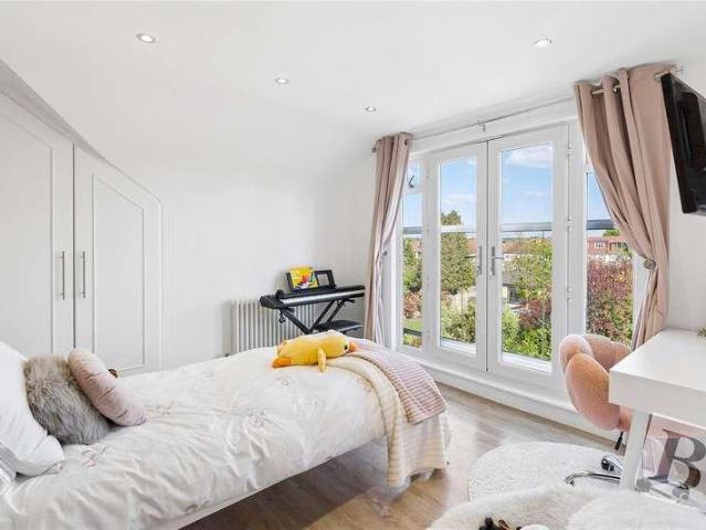 5 bed house for sale