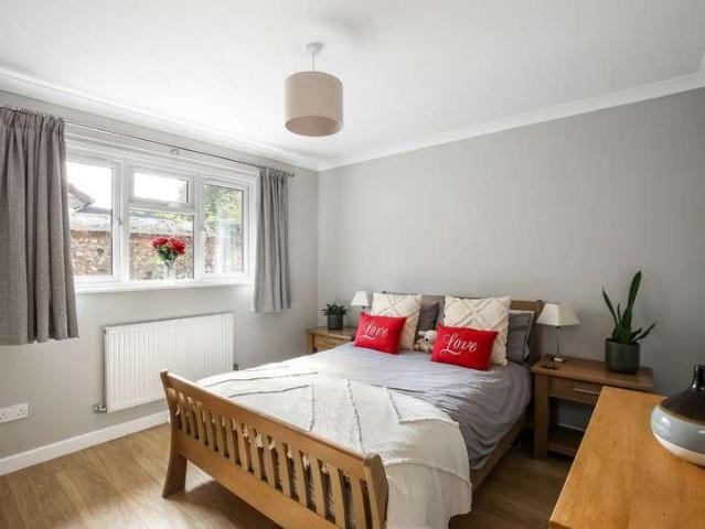 5 bed house for sale