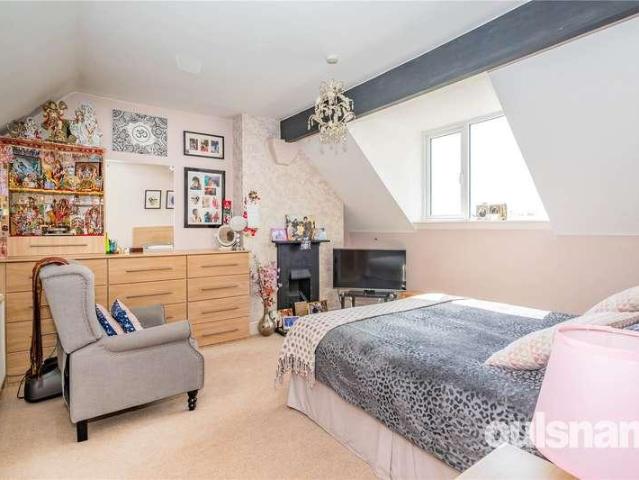 5 bed house for sale