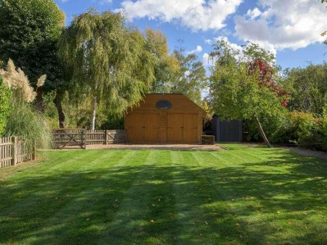 5 bed house for sale