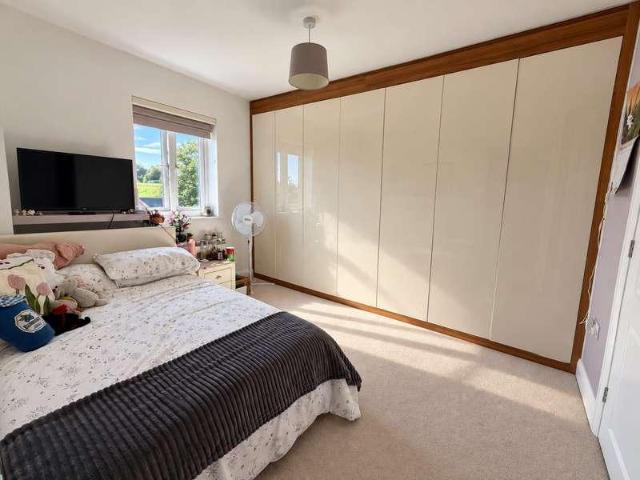 5 bed house for sale