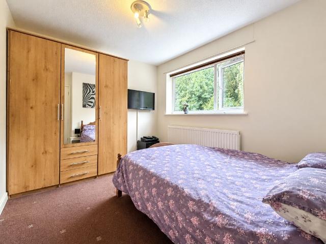 5 bed house for sale