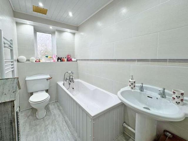5 bed house for sale