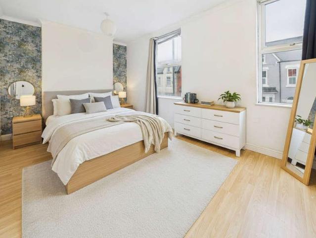 5 bed house for sale