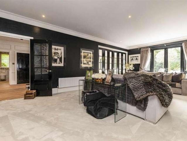 5 bed house for sale