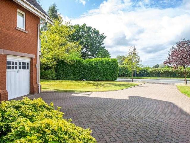 5 bed house for sale