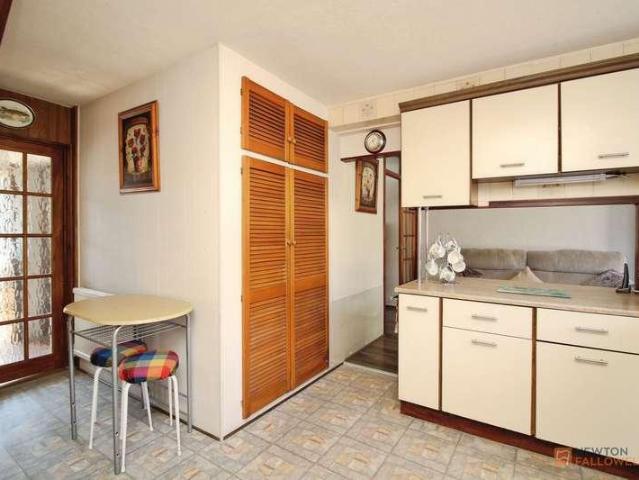 5 bed house for sale