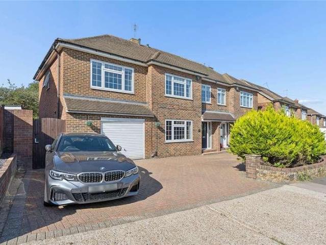 5 bed house for sale