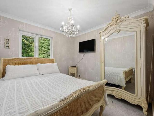5 bed house for sale