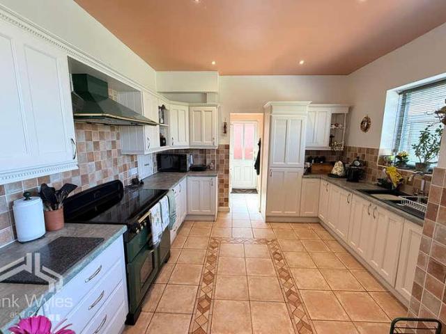 5 bed house for sale