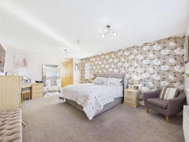 5 bed house for sale