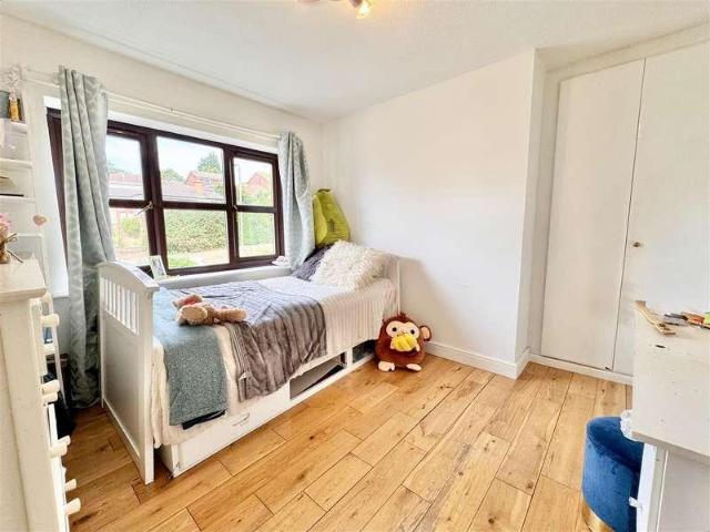 5 bed house for sale