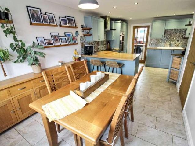 5 bed house for sale