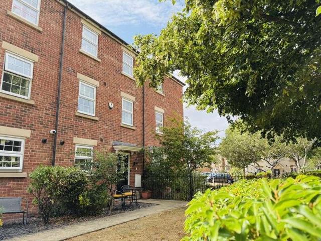 5 bed house for sale