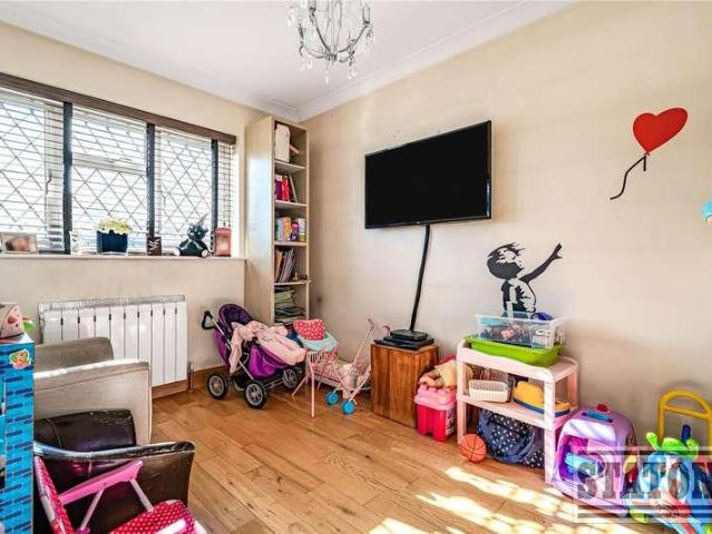 5 bed house for sale