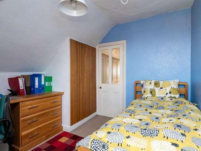 5 bed house for sale