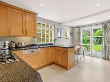 5 bed house for sale