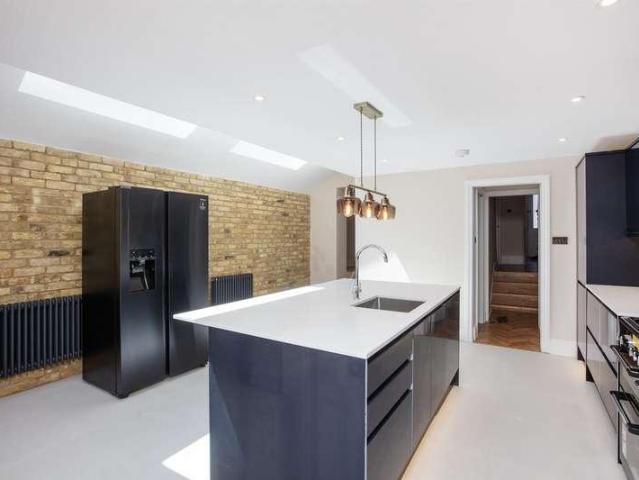 5 bed house for sale