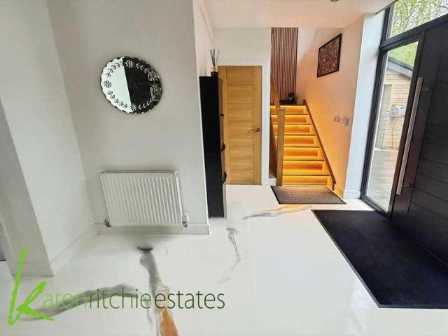5 bed house for sale