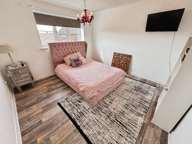 5 bed house for sale