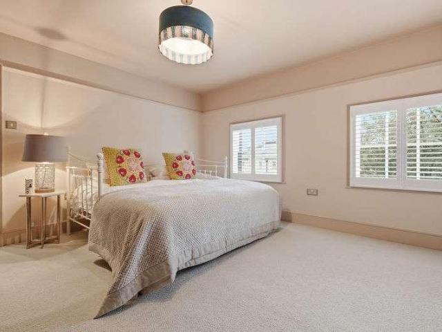 5 bed house for sale
