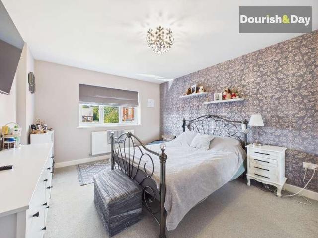 5 bed house for sale