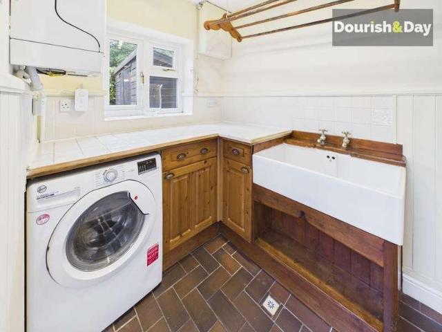5 bed house for sale