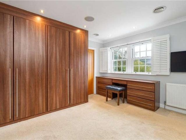 5 bed house for sale