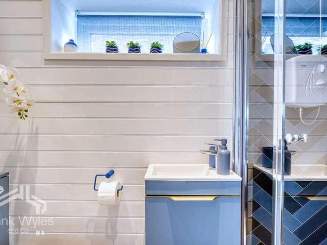 5 bed house for sale
