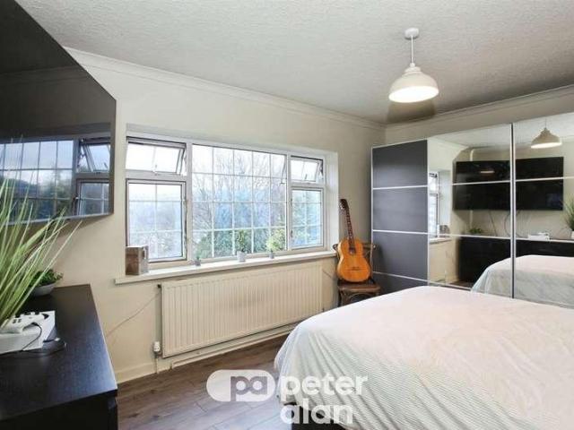 5 bed house for sale