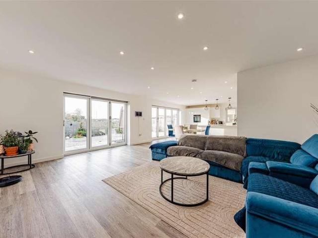5 bed house for sale