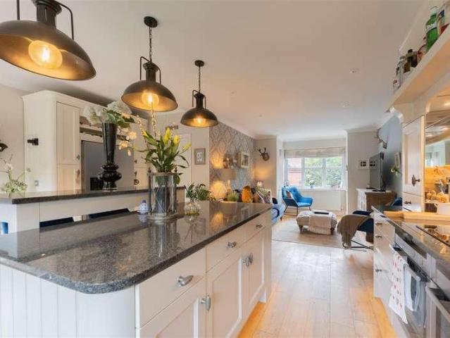 5 bed house for sale
