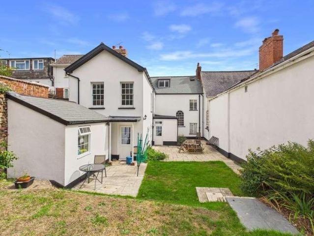 5 bed house for sale