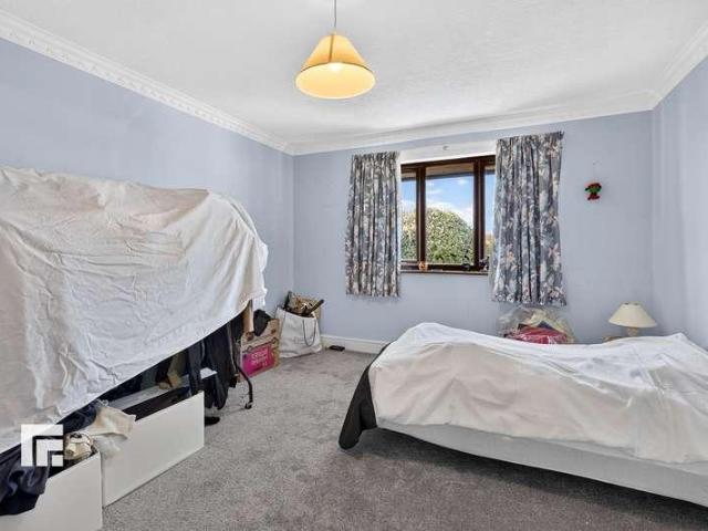5 bed house for sale