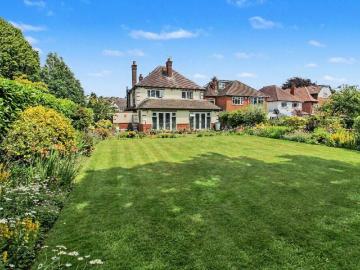 5 bed house for sale
