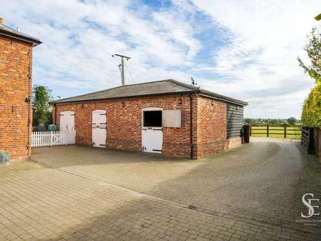 5 bed house for sale