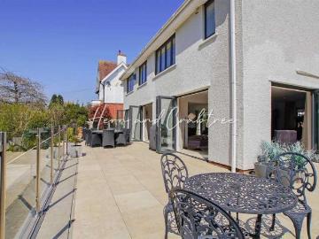 5 bed house for sale